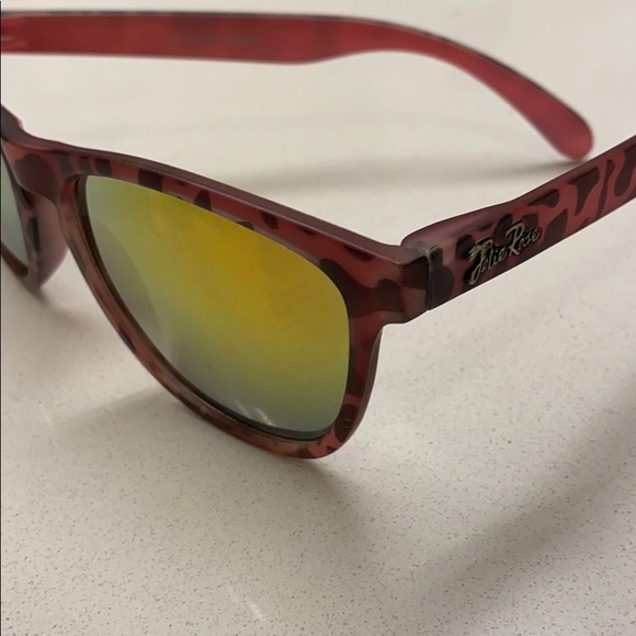 Women's Fashion Sunglasses - Picture 4 of 7